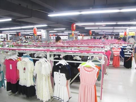 商場(chǎng)服裝展示零售店